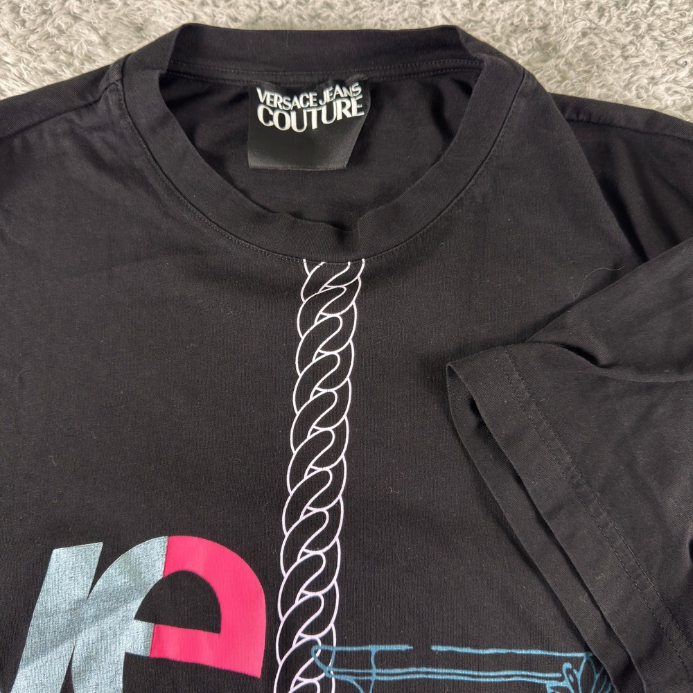 Versace Jeans Couture Black Graphic T-Shirt Architectural Column Pink Blue L‎